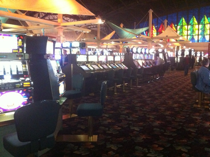 並ぶスロットマシーン