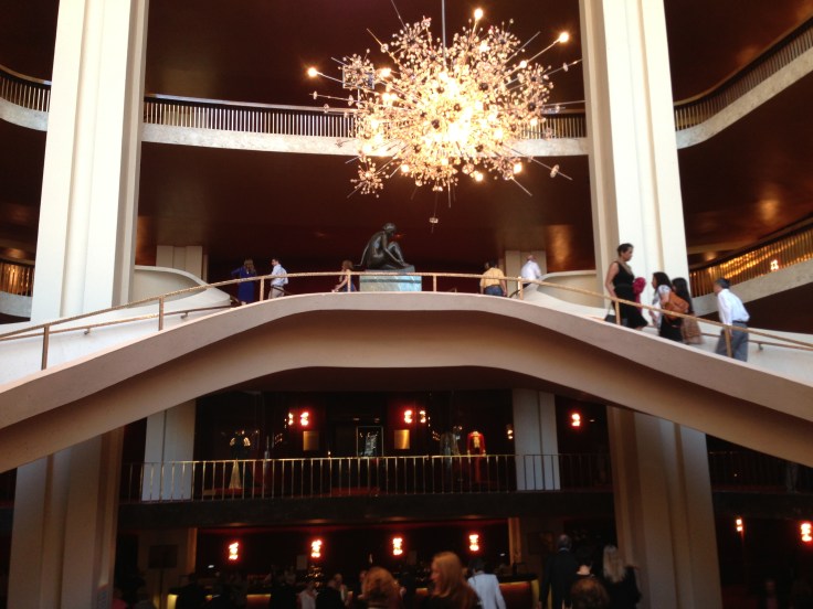 入り口を入ってすぐにあるシャンデリア