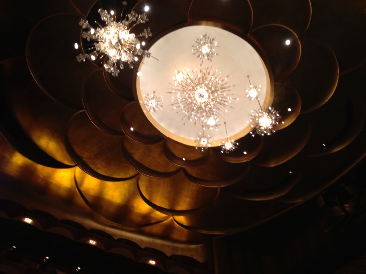 高い天井から吊るされている大きなシャンデリア