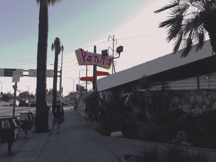 Helen Liu Fongが製作した有名な看板。