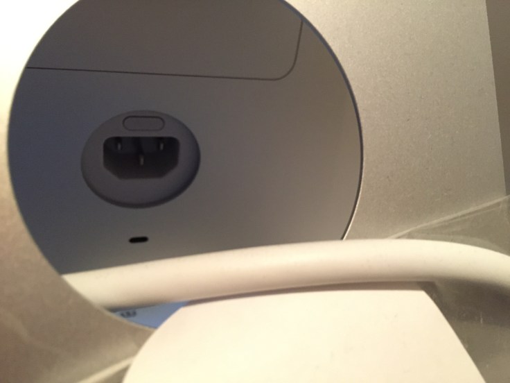 電源ケーブルを本体がら引き抜くとステージに入れる秘密のボタンが現れる