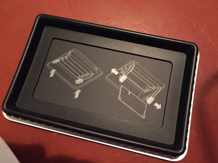 カバー。上下の向きは一応あるがどっちでも綺麗にはまる。絶妙なプロダクトデザインに惚れちゃう