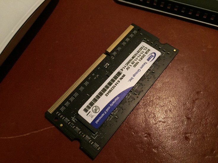 この写真の右から持ちそのまま本体へ差し込んで！余計なところは触らないように！