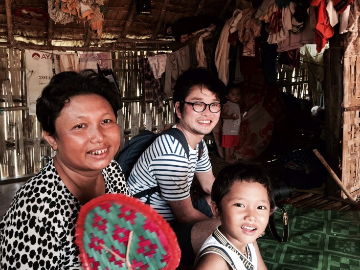 この1700番台のパゴダの近くに住んでいるお母さん達。家に上がらせてもらい少し話をした。