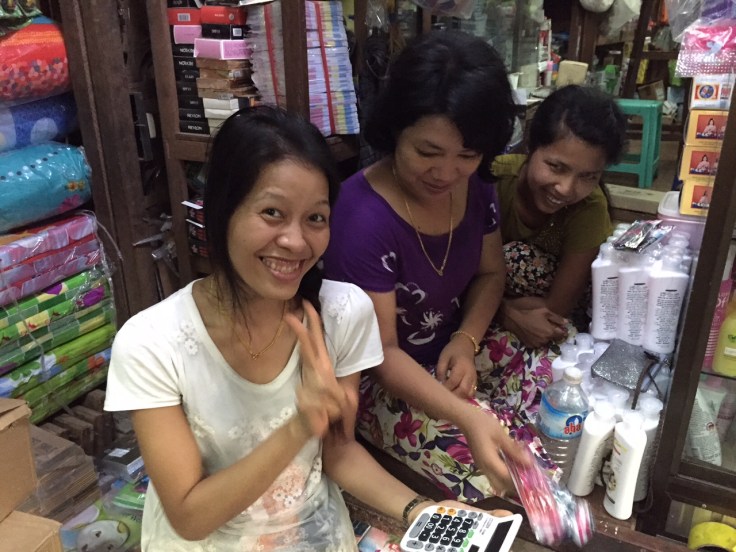 現地民の方用マーケットの奥で教科書を発見！記念撮影です。