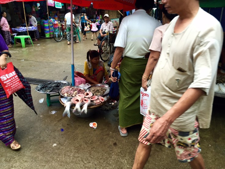 このマーケットには魚やチキンや野菜などがたくさん。
