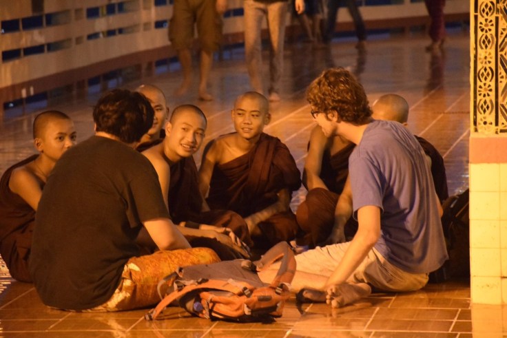 丘の上のパゴダで少年モンク達と意見交換。首都マンダレーにて。