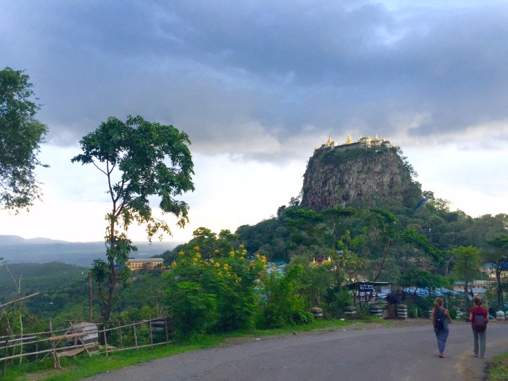 あの岩の上にあるパゴダまで登る。。999段か。。。