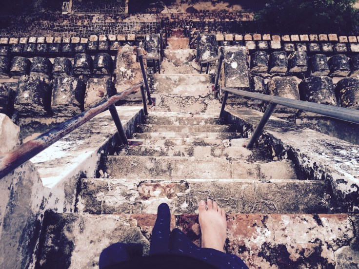 ものすごく急な階段。伝わるかなぁ〜